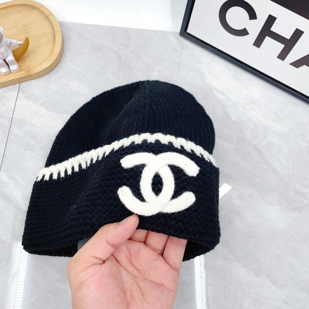 Bonnet Chanel Bicolore en Maille avec Logo CC Brodé
