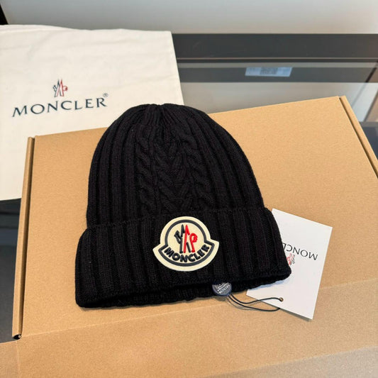 Bonnet Moncler en Maille Côtelée avec Patch Logo